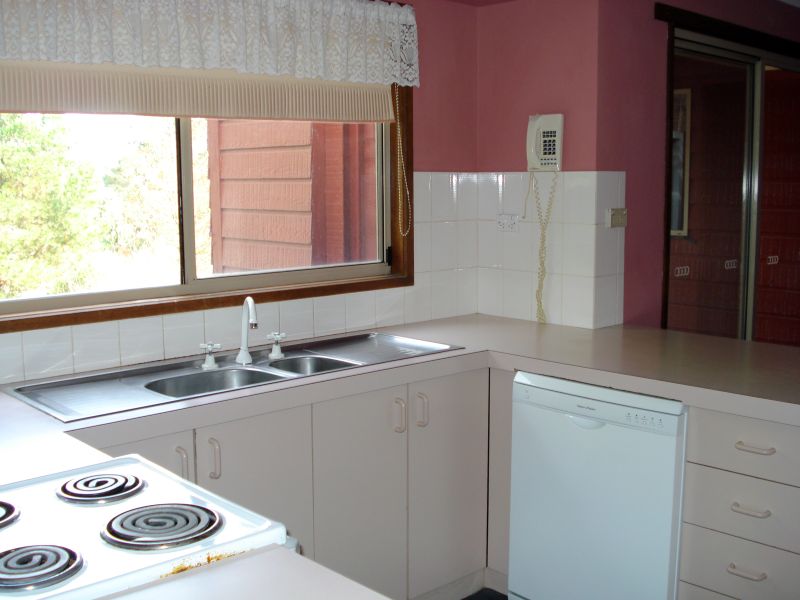 Immaculate Home On Quarter Acre With Swimming Pool Picture 2