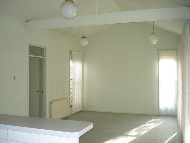 Parkland Living Close to City Picture 3