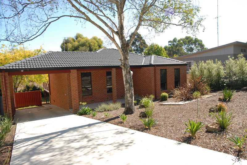 Modern Home In a Quiet Established Area - Why Build, As New. Picture 1