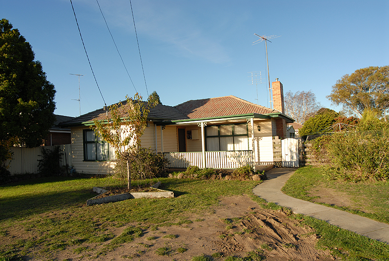 Family Friendly Home with Large Four Car Garage Picture 2