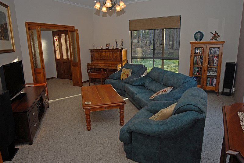 Stunning Split Level Architectural Home On 5 Acres Picture 2