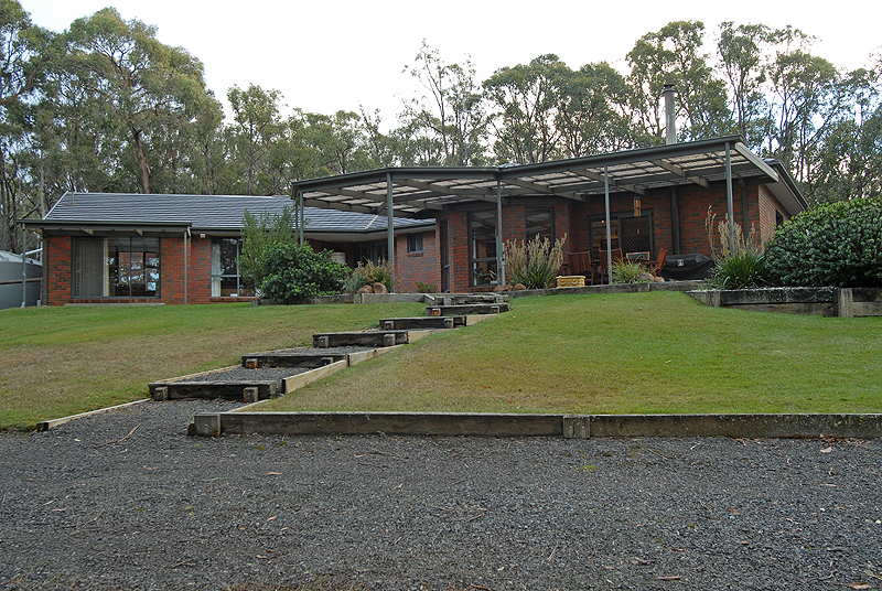 Stunning Split Level Architectural Home On 5 Acres Picture 1