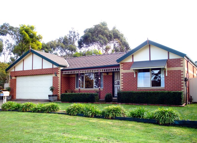 Free Flowing Design with Terrific Garaging Picture 1