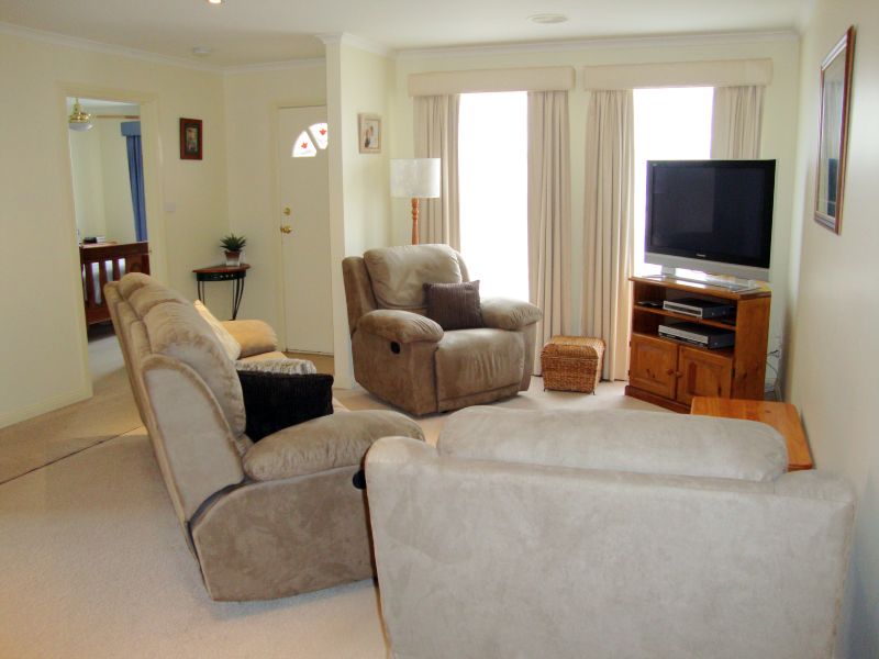 Well Cared for Family Home on Spacious Block with Side Caravan Access Picture 3