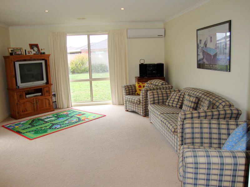 Well Cared for Family Home on Spacious Block with Side Caravan Access Picture 2