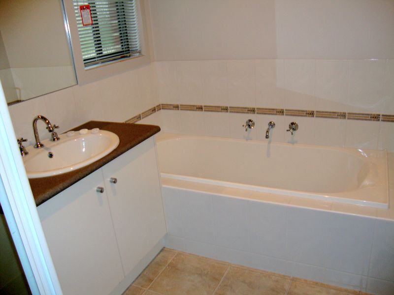 Boutique Townhouse with Spacious Living Picture 3