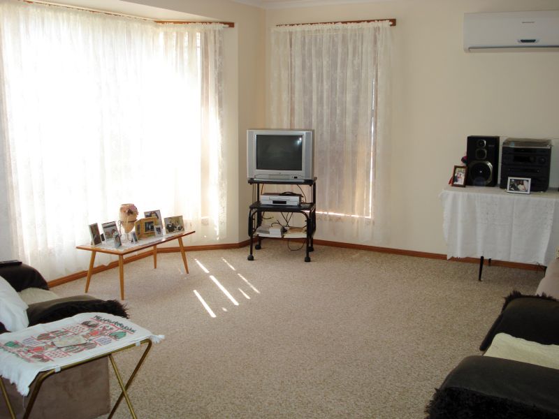 Immaculate Spacious Townhouse Close To Shops Picture 2