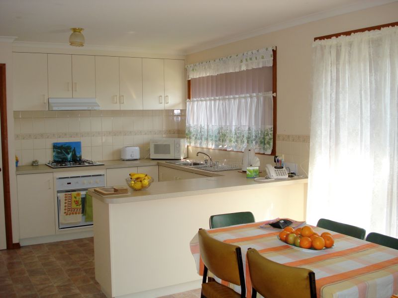 Immaculate Spacious Townhouse Close To Shops Picture 3