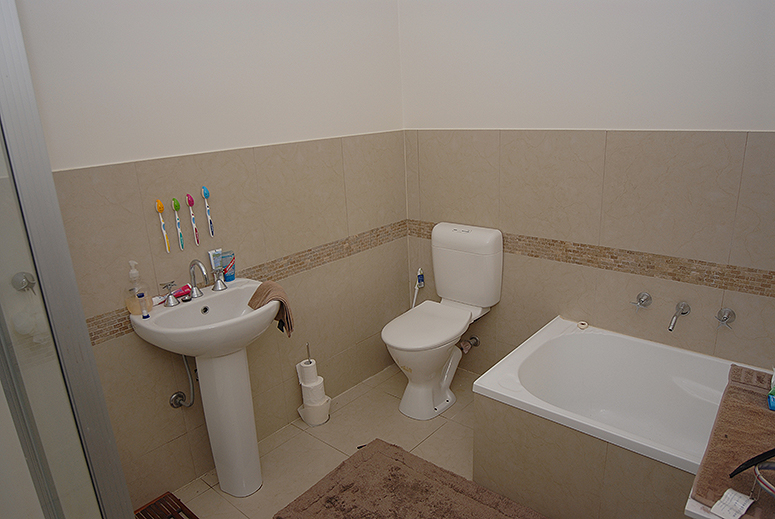 BEAUTIFUL FAMILY HOME IN BALLARAT Picture 3