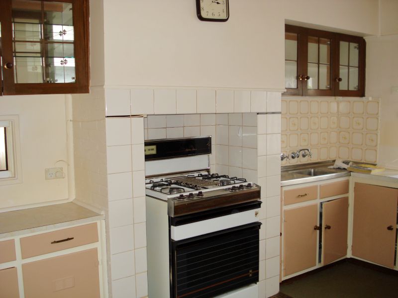 Solid One Owner Property - Close to Shops and Schools Picture 2