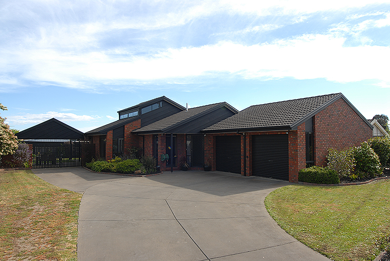 Immaculately Presented Family Home With Loads Of Space Picture 1