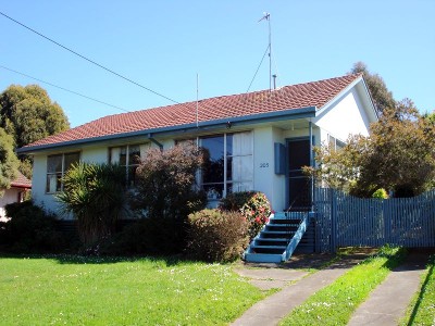 Neat Home With Lovely Private Garden Picture Neat Home With Lovely Private Garden Picture