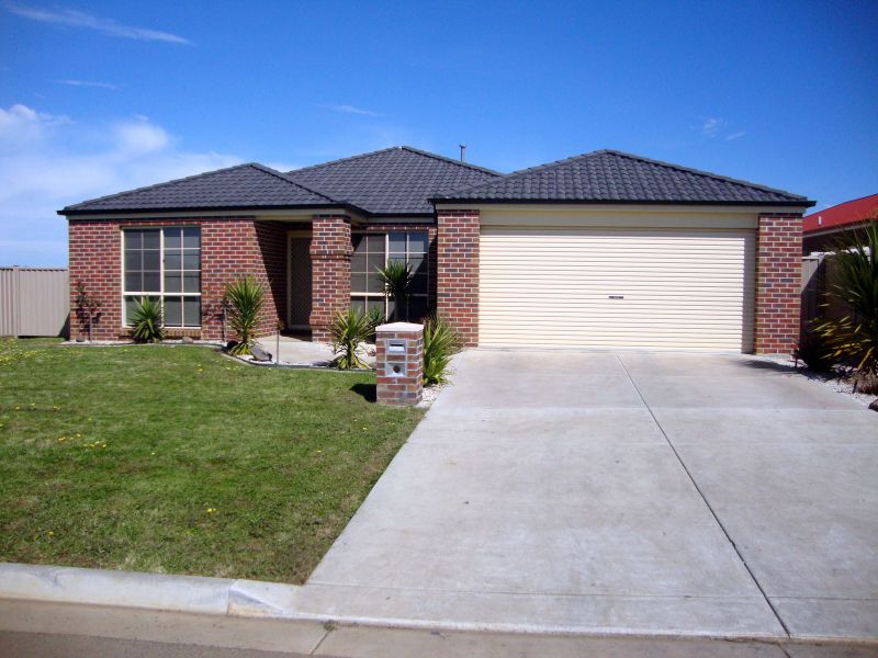 Modern Home in Great Location - With All The Extras Picture 2