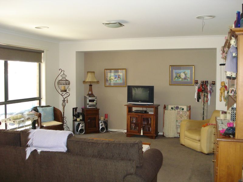 Positive Cash Flow Property - Easy Access to Melbourne Highway Picture 3