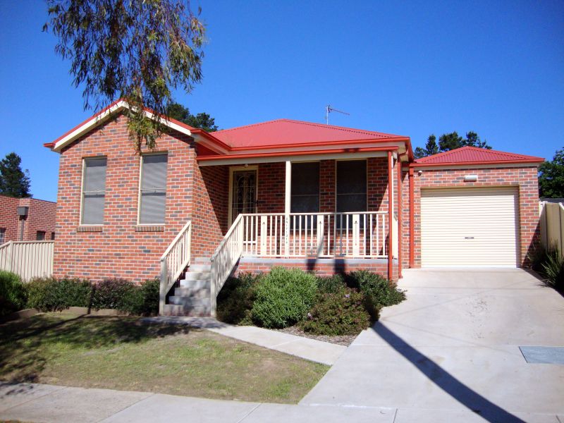 Spacious Front Townhouse - With Own Driveway Picture 1