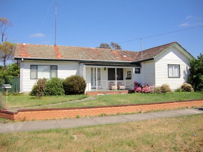 Family Home - Walking Distance to Shops & Lake Picture