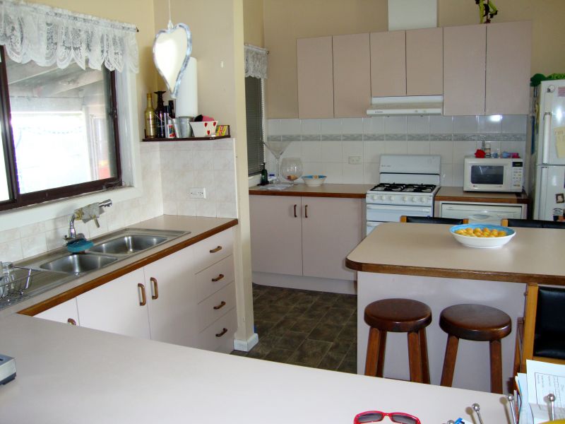 Family Home - Walking Distance to Shops & Lake Picture 3