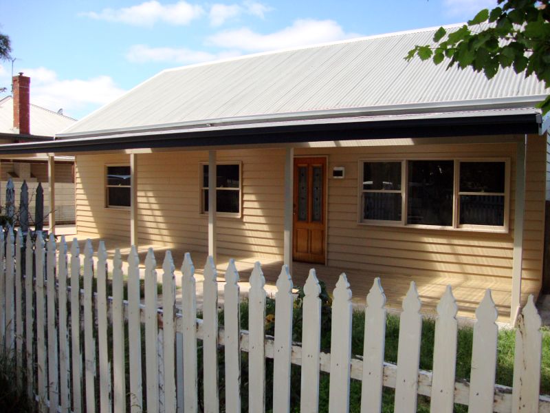 Recently Renovated - Quiet Ballarat North Location Picture 2