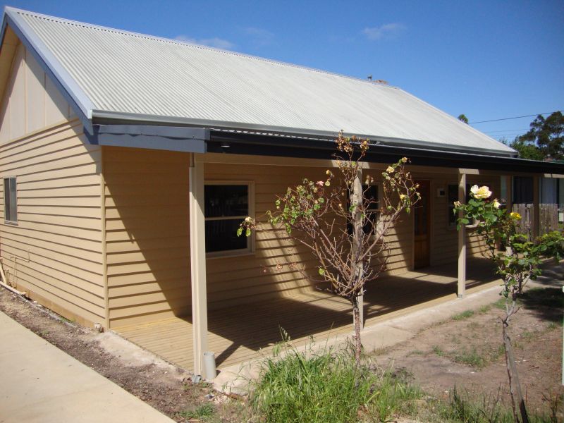 Recently Renovated - Quiet Ballarat North Location Picture 1