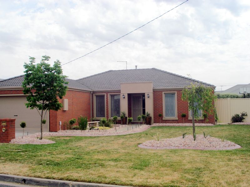 Family Home with Five Bedrooms Picture 1