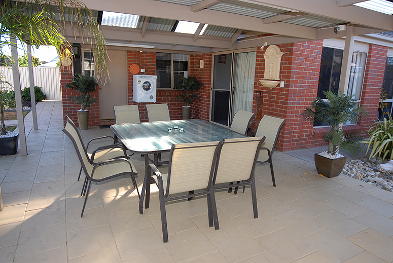 Family Home with Five Bedrooms Picture 3