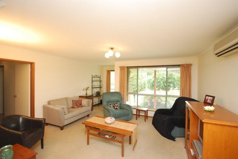 Spacious, Neat and Tidy Townhouse Picture 2