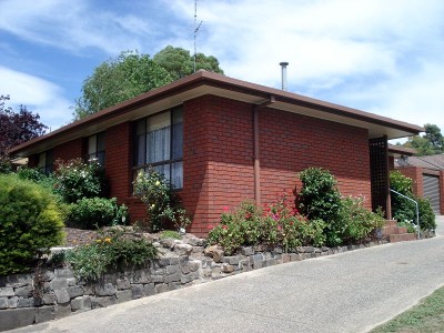 LOVELY NEAT TOWNHOUSE WITH RURAL OUTLOOK Picture