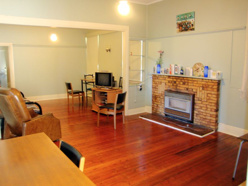 Investment Opportunity - Close to CBD & Easy Access to Uni Picture 2