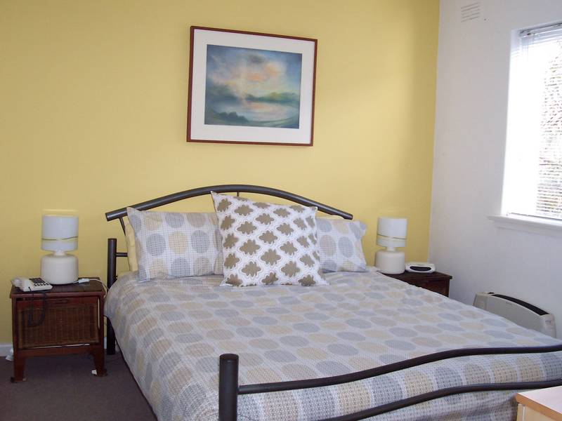 FULLY FURNISHED - AVAILABLE NOW Picture 3