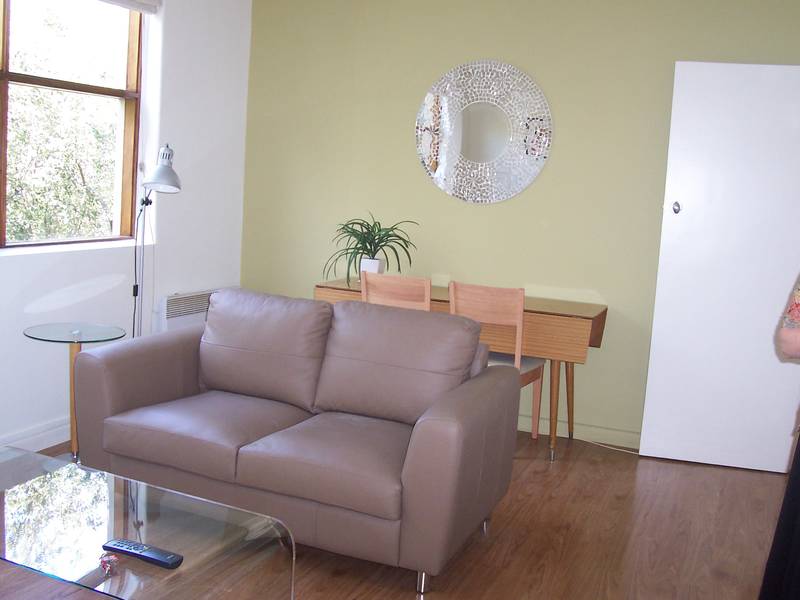 FULLY FURNISHED - AVAILABLE NOW Picture 1