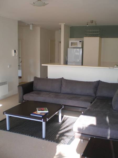 FULLY FURNISHED - AVAILABLE 20TH AUGUST Picture 3