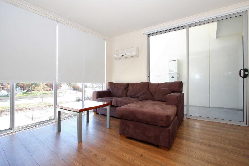 FULLY FURNISHED: SHARED ACCOMODATION - AVAILABLE NOW Picture 3