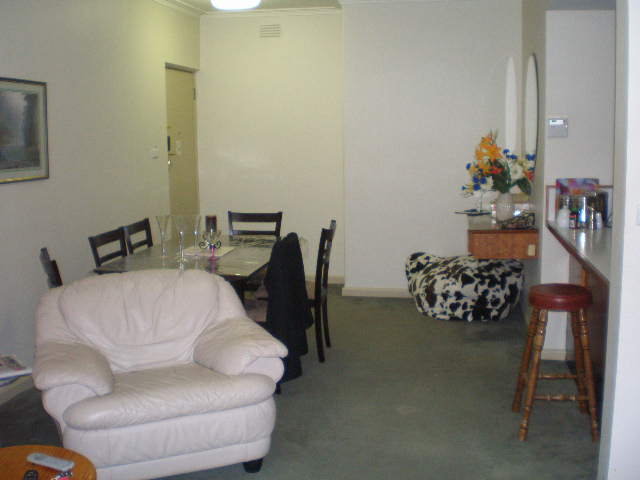 SPACIOUS 2 BEDROOM - AVAILABLE NOW Picture 3