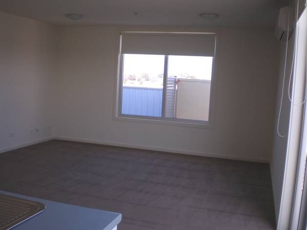 TOP FLOOR FABULOUS 2 BEDROOM APARTMENT WITH VIEWS Picture