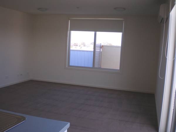 TOP FLOOR FABULOUS 2 BEDROOM APARTMENT WITH VIEWS Picture TOP FLOOR FABULOUS 2 BEDROOM APARTMENT WITH VIEWS Picture