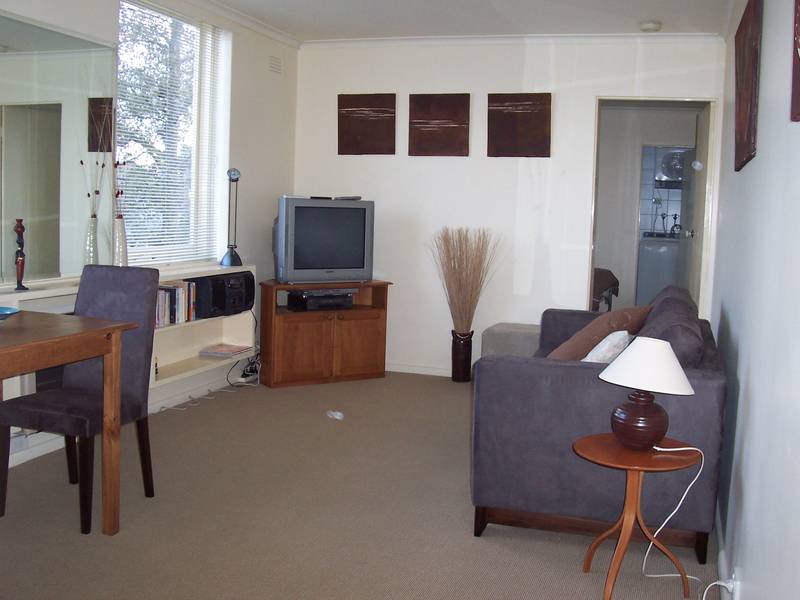 FULLY FURNISHED - AVAILABLE NOW Picture 1