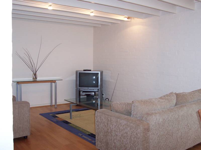 FULLY FURNISHED - AVAILABLE NOW Picture 2