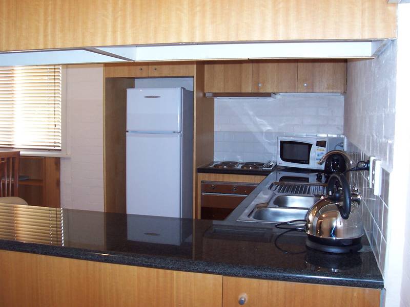 FULLY FURNISHED - AVAILABLE NOW Picture 3