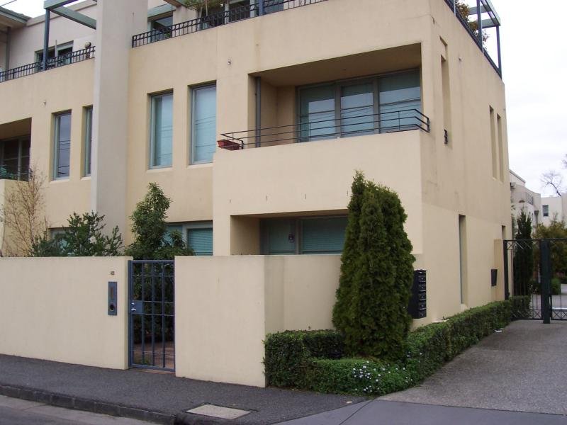 FULLY FURNISHED - AVAILABLE NOW Picture 1