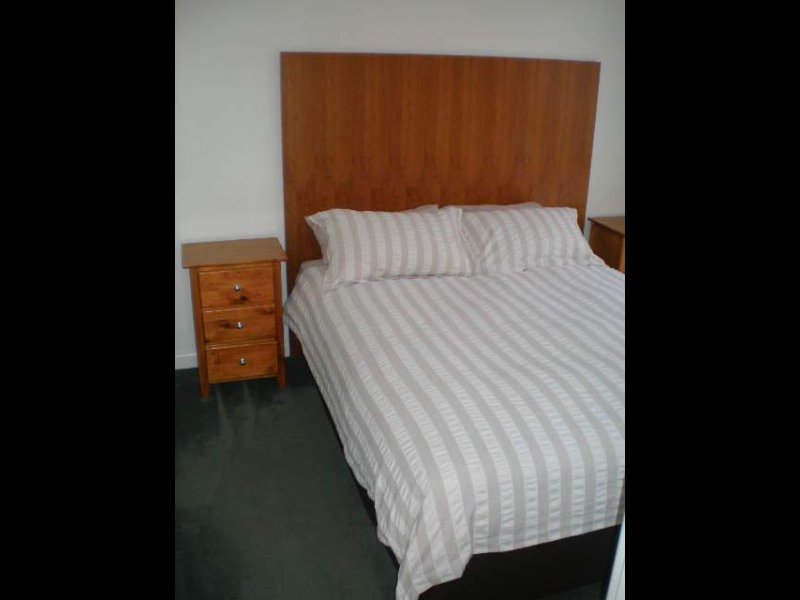 FULLY FURNISHED - AVAILABLE NOW Picture 3