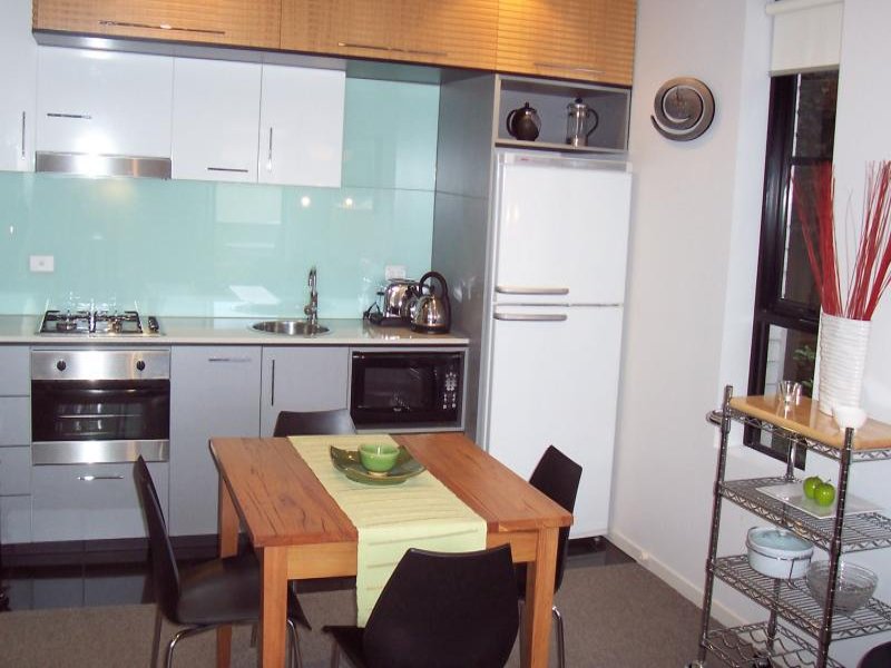 FULLY FURNISHED - AVAILABLE NOW Picture 2