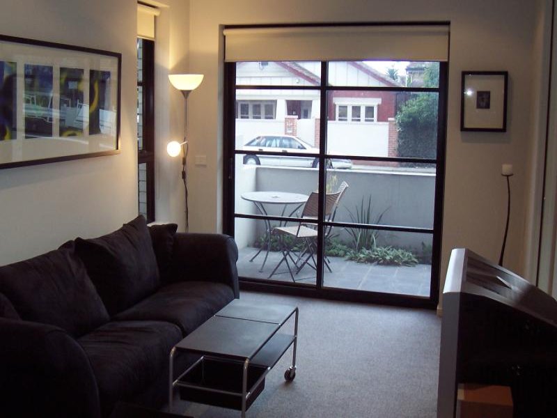 FULLY FURNISHED - AVAILABLE NOW Picture 3