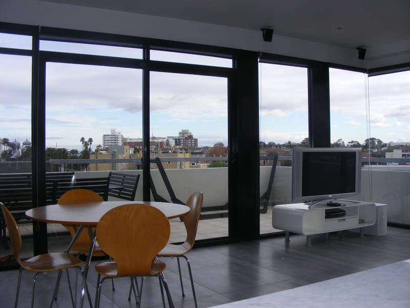 FULLY FURNISHED - AVAILABLE 8TH FEBRUARY Picture 3