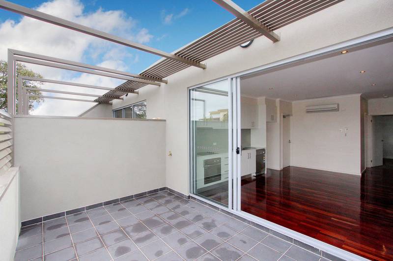 Designer Living in Quiet Street Picture 3