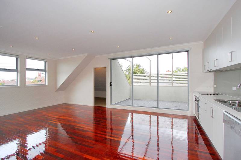 Designer Living in Quiet Street Picture 2