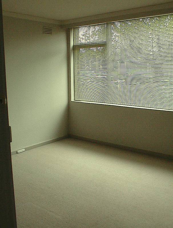 CLEAN & SECURE WITH PRIVATE COURTYARD Picture 3