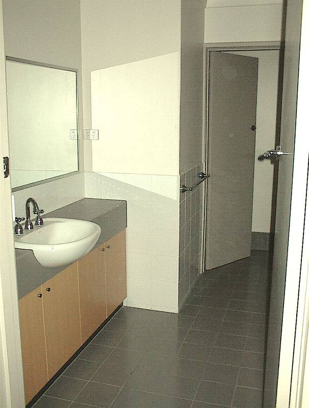 CLEAN & SECURE WITH PRIVATE COURTYARD Picture 2