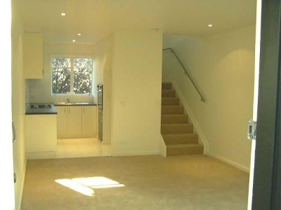 SPACIOUS DOUBLE STOREY APARTMENT - AVAILABLE 2ND MARCH Picture
