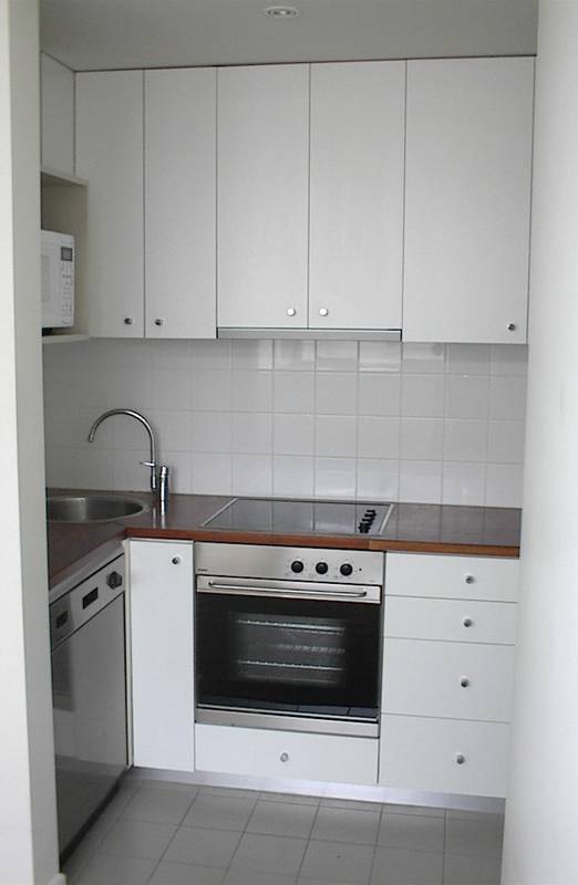 LARGE ONE BEDROOM IN GREAT LOCATION - AVAILABLE NOW Picture