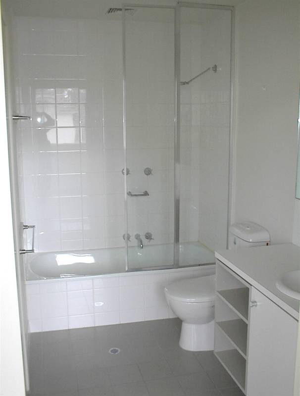 LARGE ONE BEDROOM IN GREAT LOCATION - AVAILABLE NOW Picture